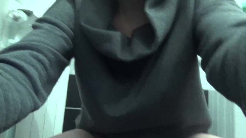 Sexy Milf: Huge Kate solo pissing!