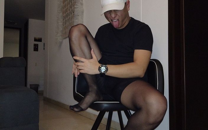 Tomas Styl: Latino Shows the Soles of His Feet in Pantyhose