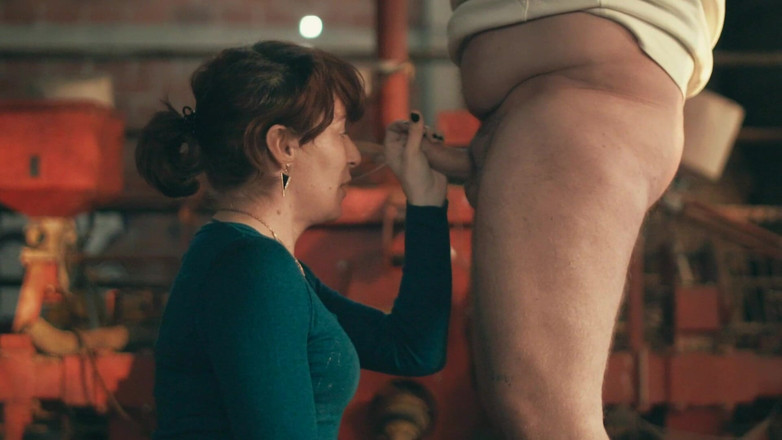 RedLili: Homem gordo fode uma pequena garota femboy na fazenda