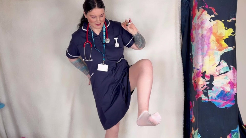 MissFFW: Медсестра ffw трахається за сигарету і мочиться