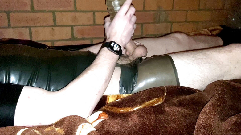 Aussie bi boy: TPE Clear Fleshlight wank &amp; crot di lateks di waterbed