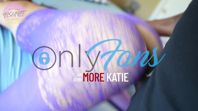 Katie Diggs: Büyük götlü pawg büyük zenci yarağını yalıyor