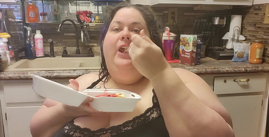 Kitty Delgato: Ett snabbt klipp av ansiktstuffande och burping