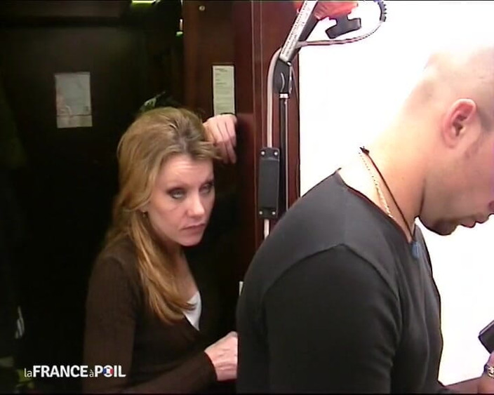 French BDSM: Uma morena com uma descoberta e uma puta se transforma...