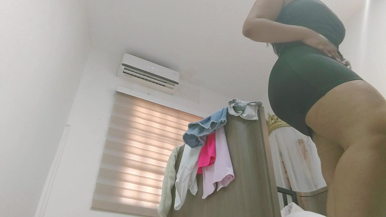 irina69star: Menangkap ibu tiri saya yang berpantat menukar pakaiannya