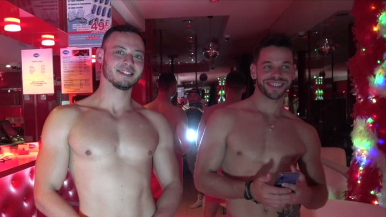 Bareback story at the attack cruising Madrid: 라커룸에서 원숙녀에게 따먹히는 파워 바텀
