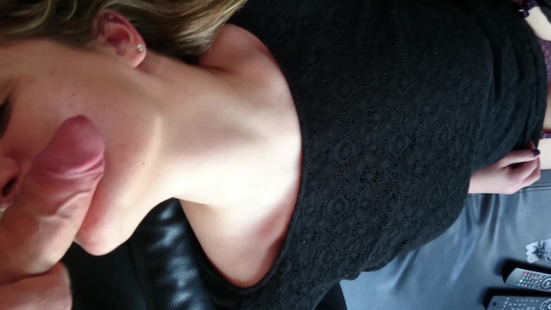 Titi77: Il Suo Piccolo Sotto Il Suo Vestito Corto per Ottenere...