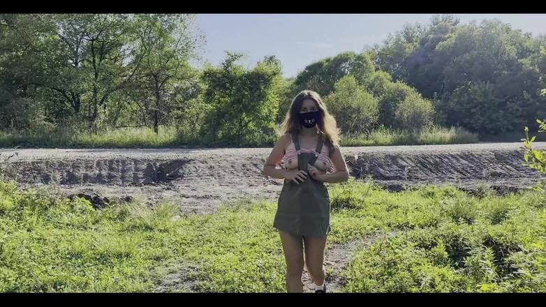 Juli Smith Meow: Açık havada seksi yürüyüş