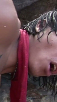 Latino gespierde jongen rauw geneukt op het strand