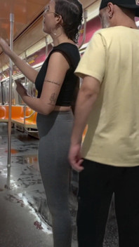 Öğrenci kız New York metro treninde boşalıyor.