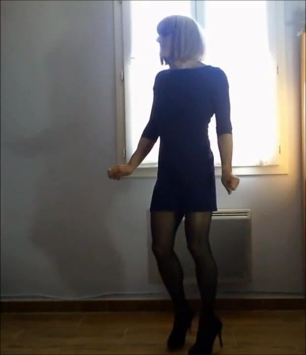 Faustine: Crossdresser Faustine sexy dance.