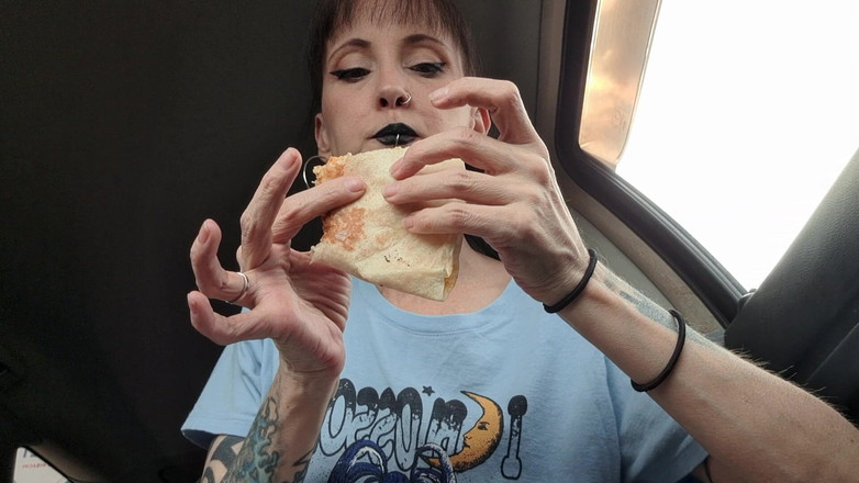PandoraSG: Mukbang - Tacos în mașina mea