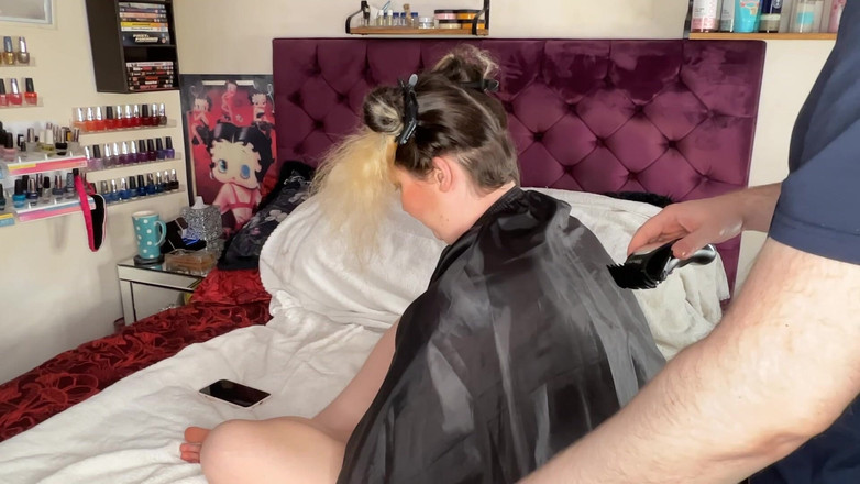 MissFFW: FFWは彼女のアンダーカットをクリッパーシェーブでリフレッシュしています