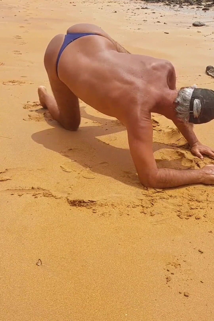 Ladysilvas: Ladysilva crossdresser bikini sur la plage que vous avez beaucoup...