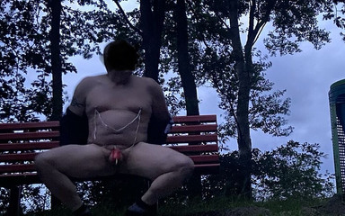 No limit cbt slave: 알몸. 야외 주차장 산책