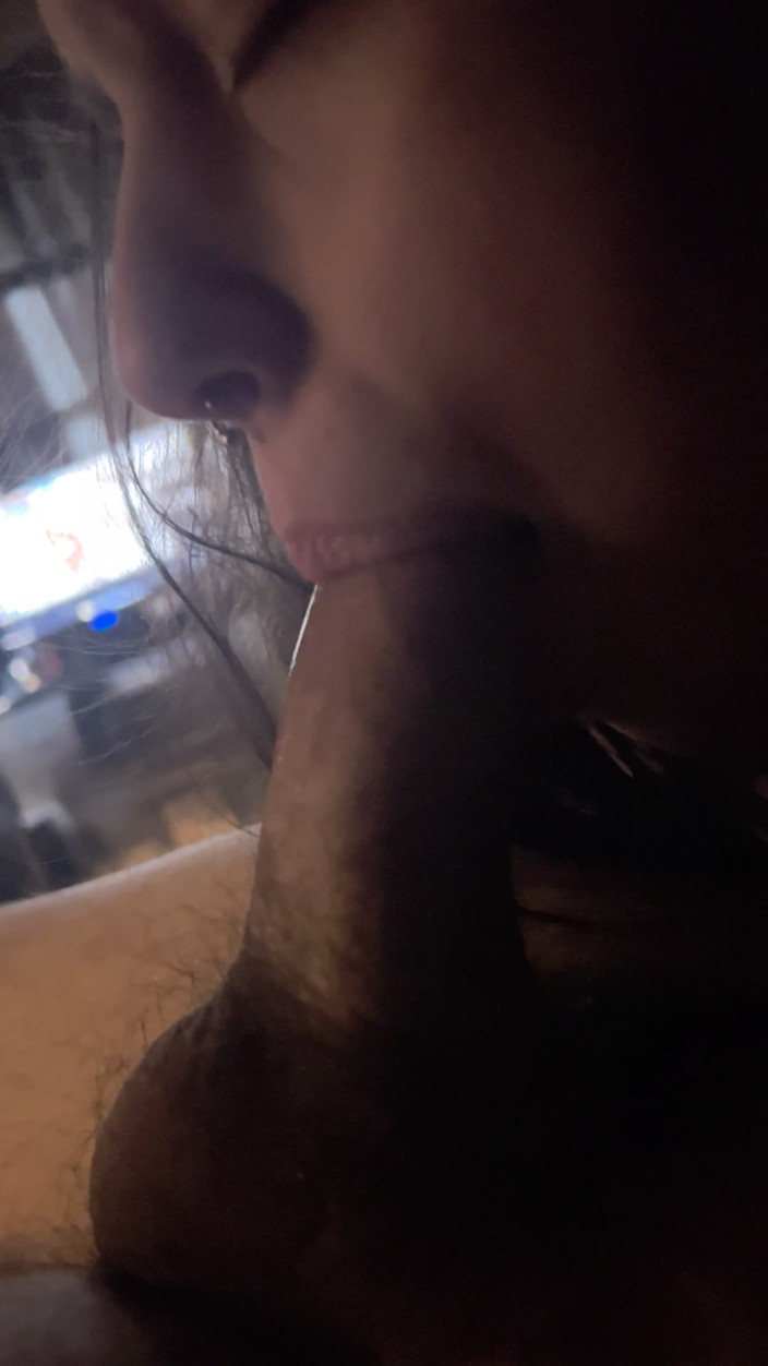 Candyxxxcrusher: Schlampe stiefschwester liebt es, an meinem schwanz zu lutschen!!