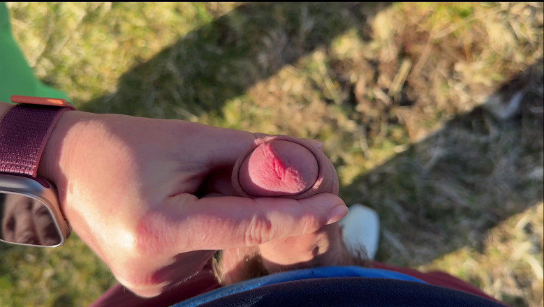 Emma Voyeur: Beccato Ad Accarezzare in Pubblico... Mi Ha Aiutato a Finire