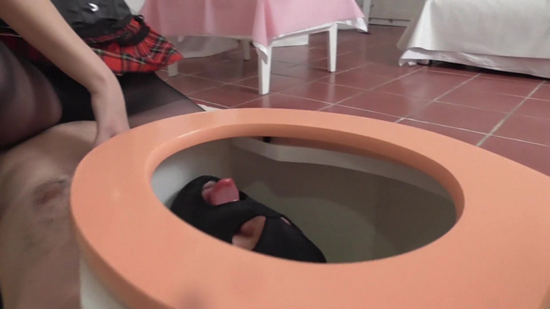 Femdom Austria: Spitting in pissing Box!