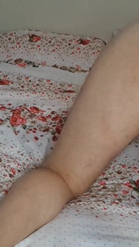 Sora vitregă sexy dominatoare feminină se fute în cur cu un vibrator imens de 50 cm, sondare uretrală, CBT, orgasm cu blocarea spermei