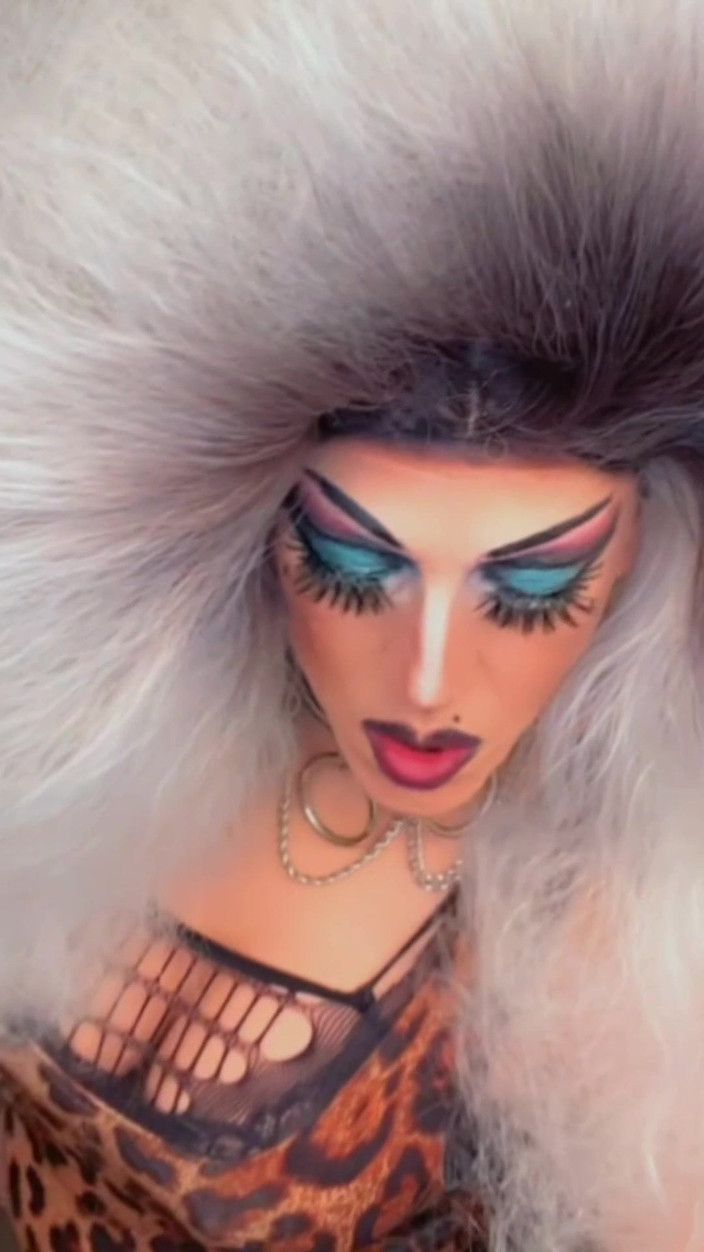 Shelly Robertss: 남자 방에서 스모킨