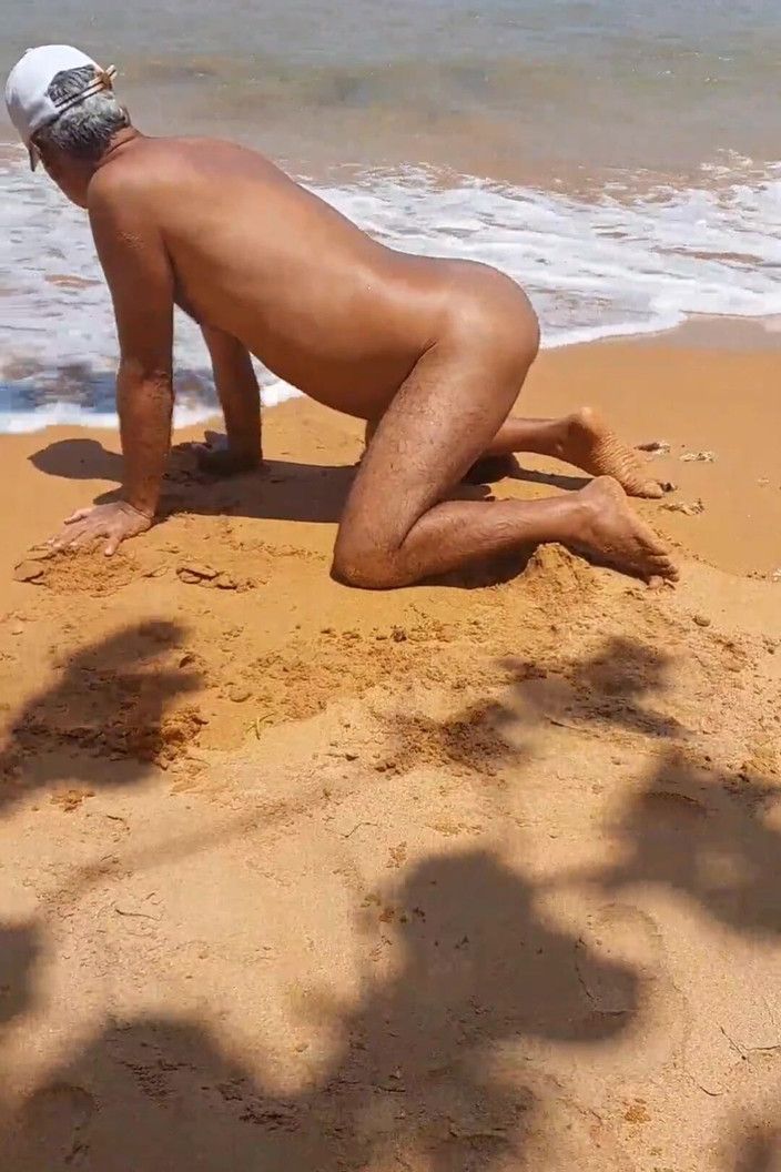 Ladysilvas: Ladysilva mostrando su culo caliente en la playa desnuda