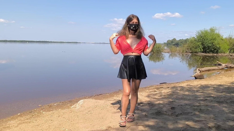 Juli Smith Meow: Ik liet mijn poesje en tieten zien op de rivieroever