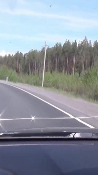 Rouler vers la ville avec le voisin