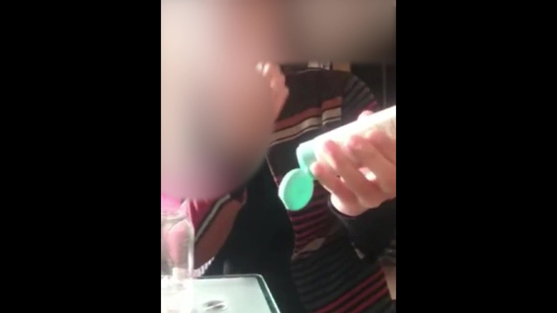 Parihema: Siya toont haar kont en harige kut volledig open