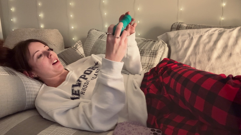 Nadia Foxx: 그녀의 장난감을 다시 따먹고 사정하기 위해 사용하는 단계 Sis