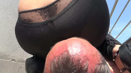 Femdom Austria: Leggings de cuerda sentando en la cara en la logia!