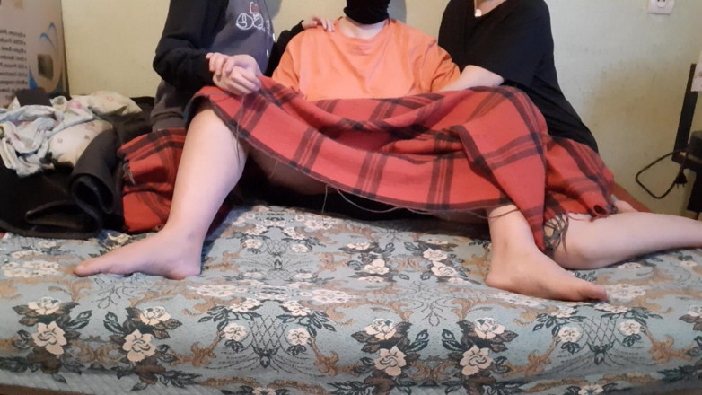 Lesbian-illusion: 当我们看电影时，我的继母第一次在我女友旁边冒险地开始自慰我的阴道