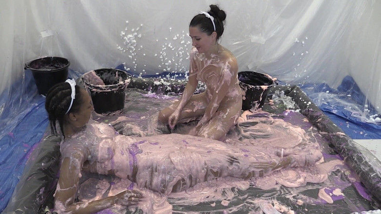 Gunked up girls: Servitoare Pixiee și Sade