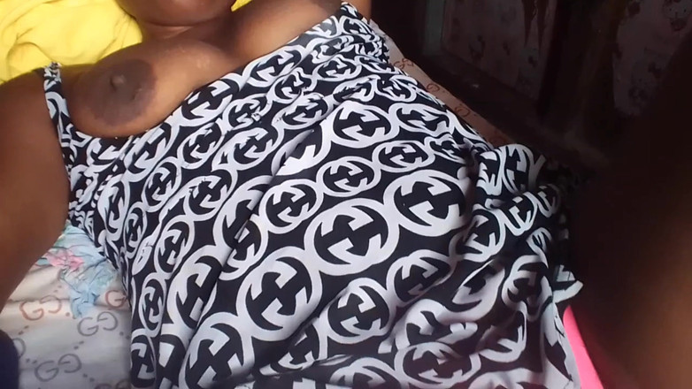 Super sexy ebony cuties: 私の毛むくじゃらのオマンコをこすり、私のニッカーズを投げました素晴らしいうめき声のオーガズム