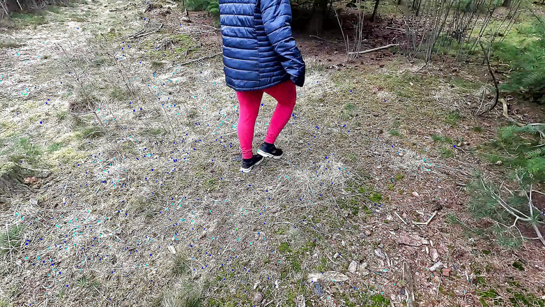 Bouncy Tits Action: Spogliatevi per le vostre tette che schiaffeggiate all'aperto