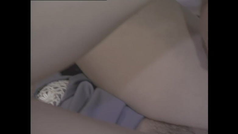 pornitaliangraffiti: Gadis mengambilnya di pantat di atas meja kopi