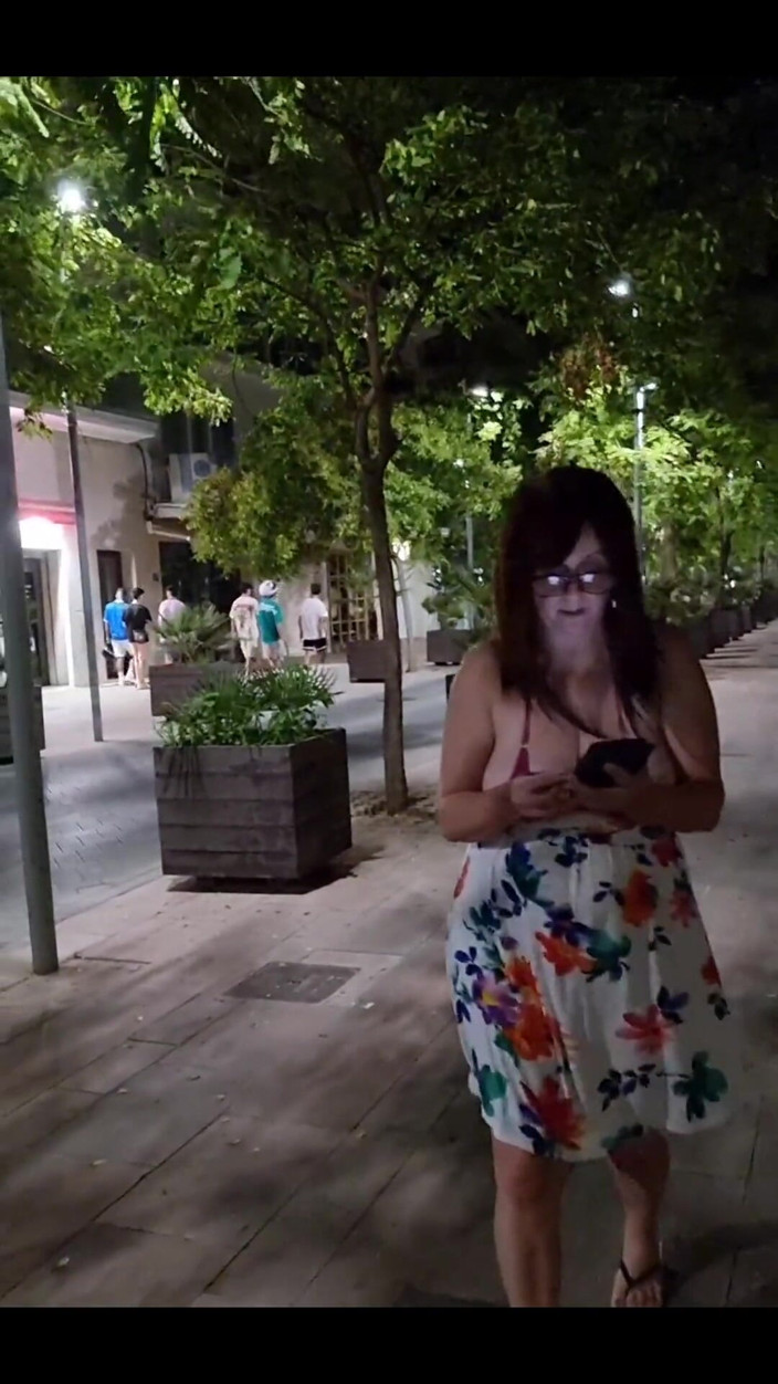 BritneySwallows: 내 젖탱이를 가지고 거리를 걷는 휴가 중 내 젖탱이