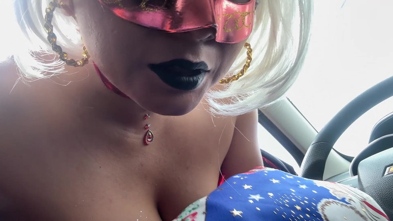 NEGRITA SEXY: Vánoční exhibicionistka masturbuje ve svém autě - intenzivní dovádění pod sukní...