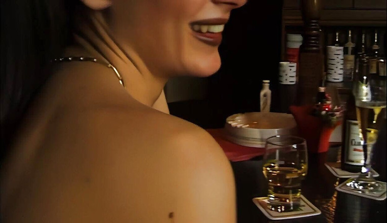 Perv Milfs n Teens: 白雪公主的童贞在乡村酒吧被夺走