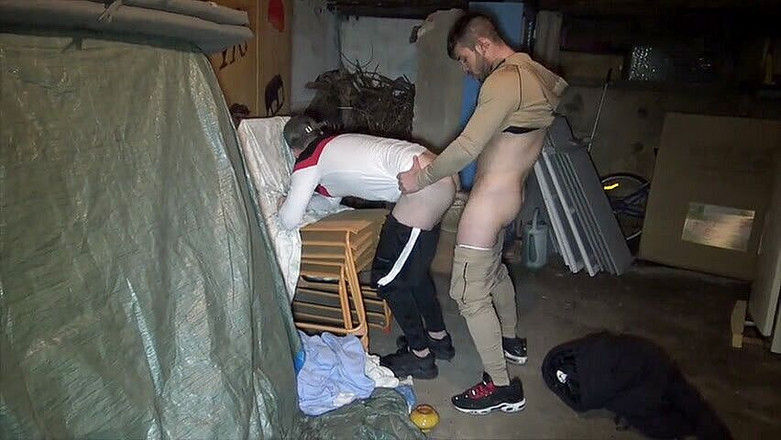 Gaybareback: Twink zerżnięta przez straigth Ricky Blue