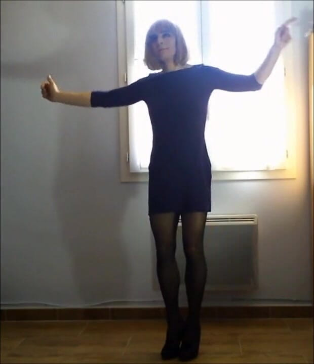 Faustine: Crossdresser Faustine sexy dance.