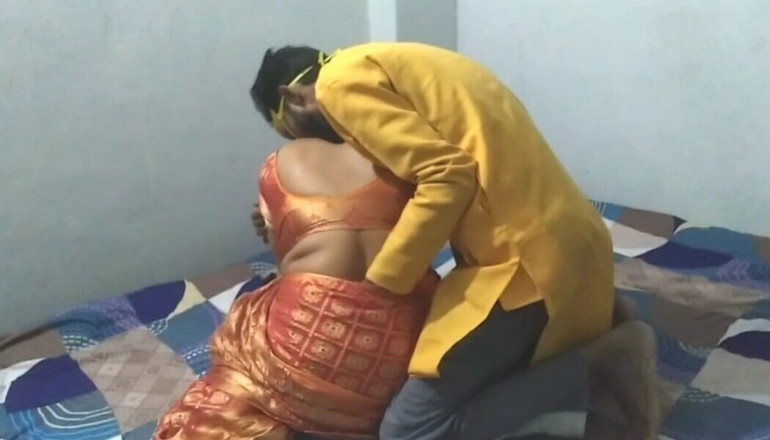 Happyhome: Bhabhi MILF desi India yang cantik dikongkek suaminya