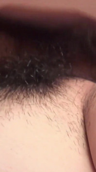 Genç kız erkek arkadaşına kırbaçla şaplak atıyor ve sonra sert sikiliyor