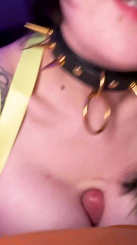 Natte Tietenbeurt En Pijpbeurt Van Getatoeëerde Gothic-bimbo