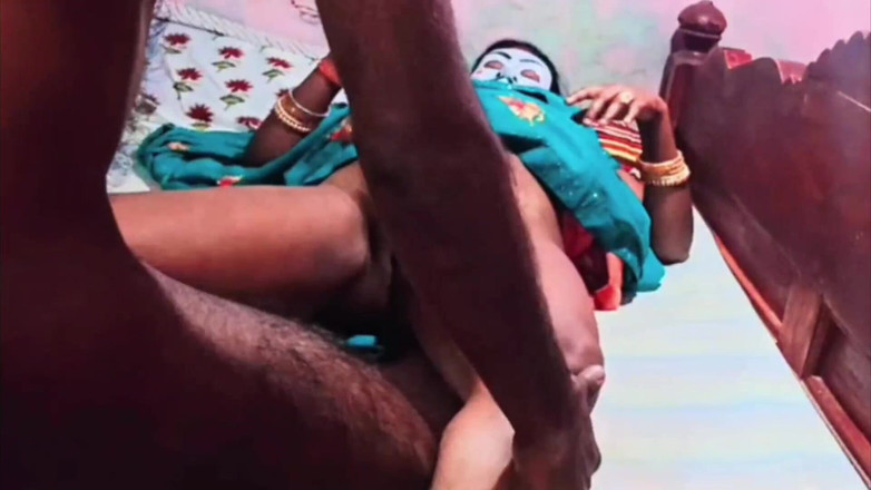 Puja bhabhi hot: Op zijn hondjes bed neuken