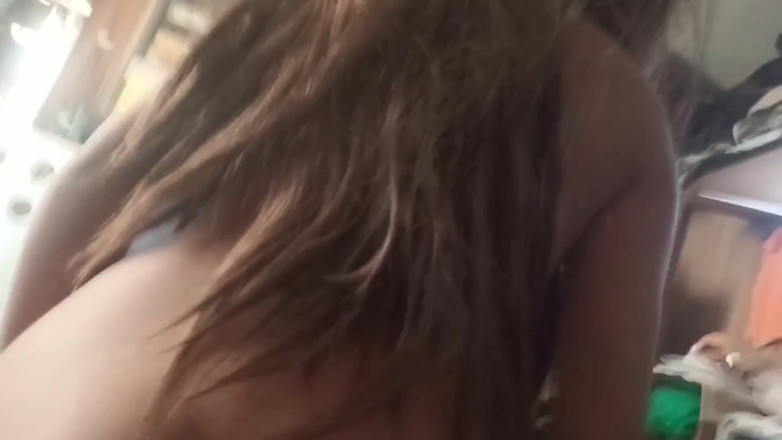 Astrid Cute: 我的继兄弟邀请我观看Netflix，但他独自在家操我，他把精液射在我的菊花里