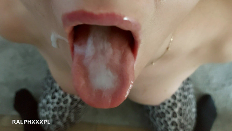 RalphXXXpl: Soția infidelă suge pula vecinului și înghite toată sperma