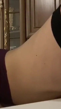 Ragazzo giovane scopa una ragazza per la prima volta - video amatoriale fatto in casa / archivio