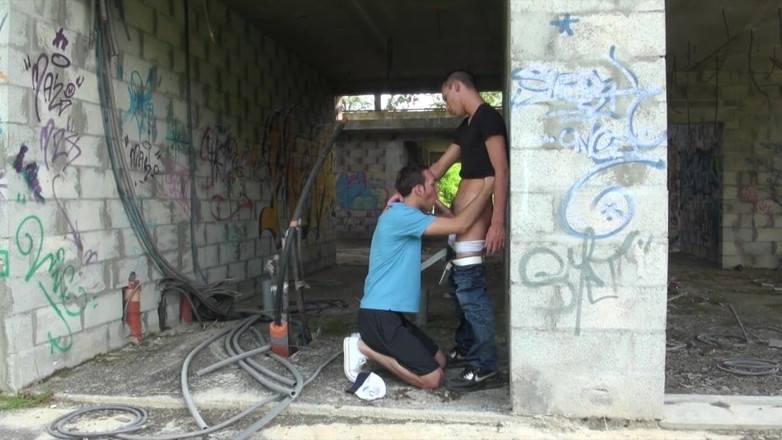 Gaybareback: Jimy en iyi arkadaşını açık havada emiyor