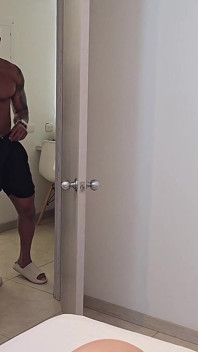 Un beau-père à grosse bite noire attend que sa femme quitte la maison pour baiser sa belle-fille - Brandon Cruz