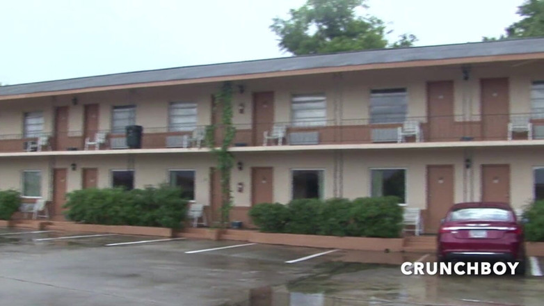 Gaybareback: Два молодых гетеросексуальных парня получают сосать от гея